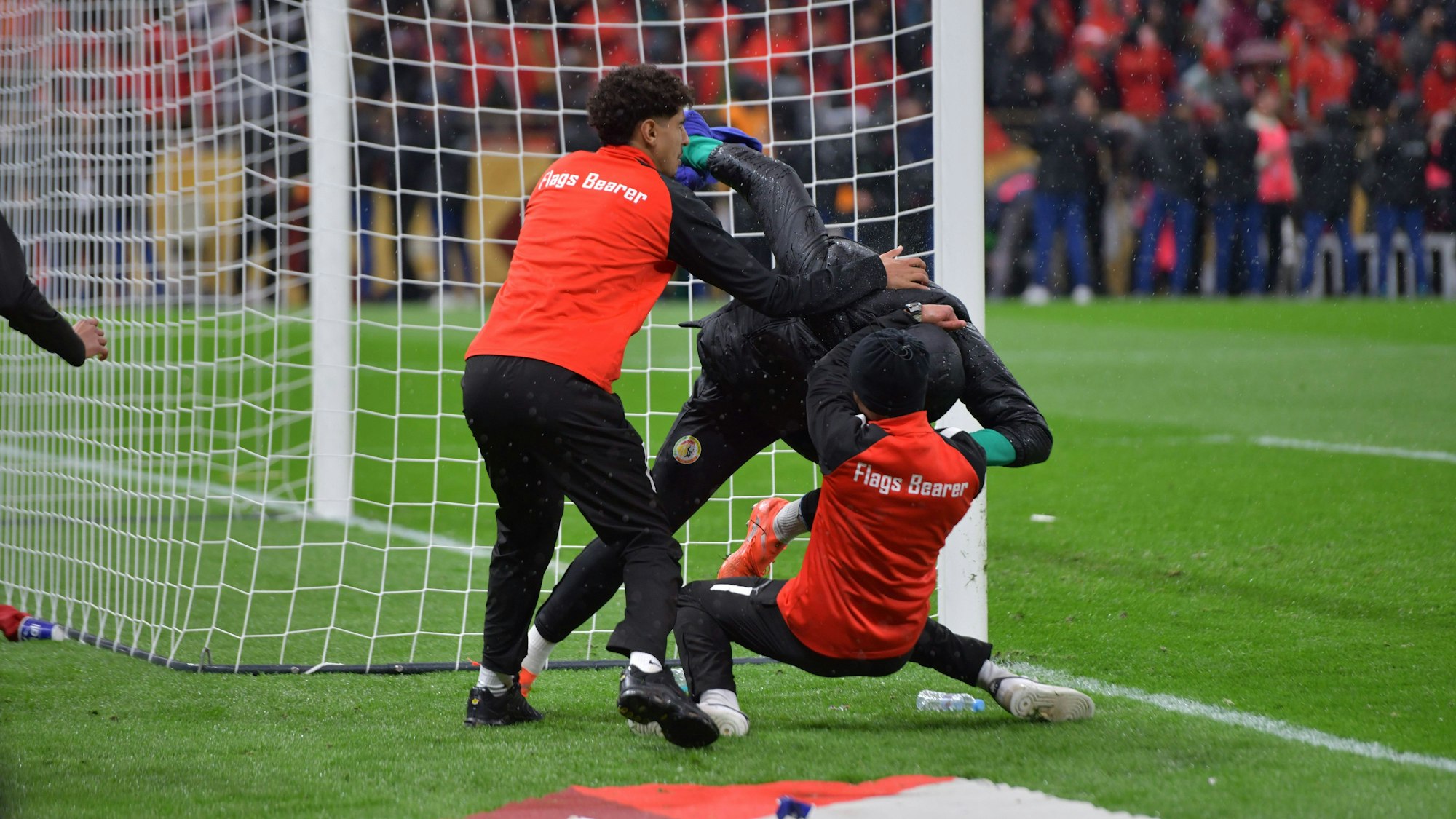Senegal-Torwart Yehvann Diouf ringt mit Balljungen.