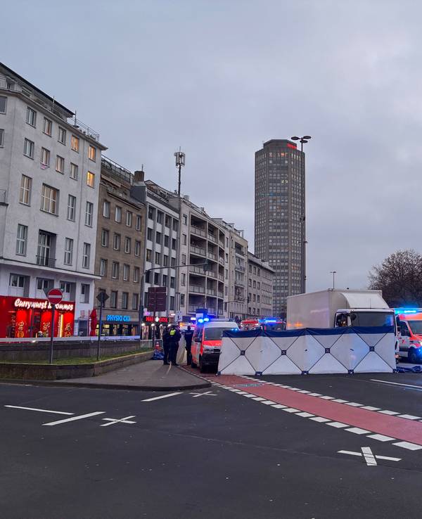 Einsatzfahrzeuge von Polizei und Rettungsdienst stehen an einem Unfallort. Dort ist ein Sichtschutz errichtet worden.