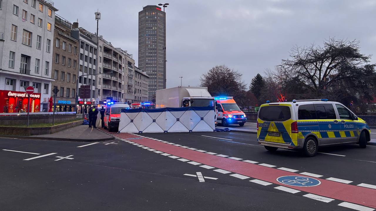 Einsatzfahrzeuge von Polizei und Rettungsdienst stehen an einem Unfallort. Dort ist ein Sichtschutz errichtet worden.