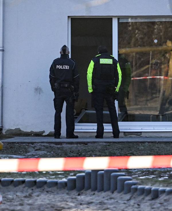 Polizisten stehen vor der Kindertagesstätte in Niederschöneweide: Hier ist ein Kind nach einem Unglück gestorben.