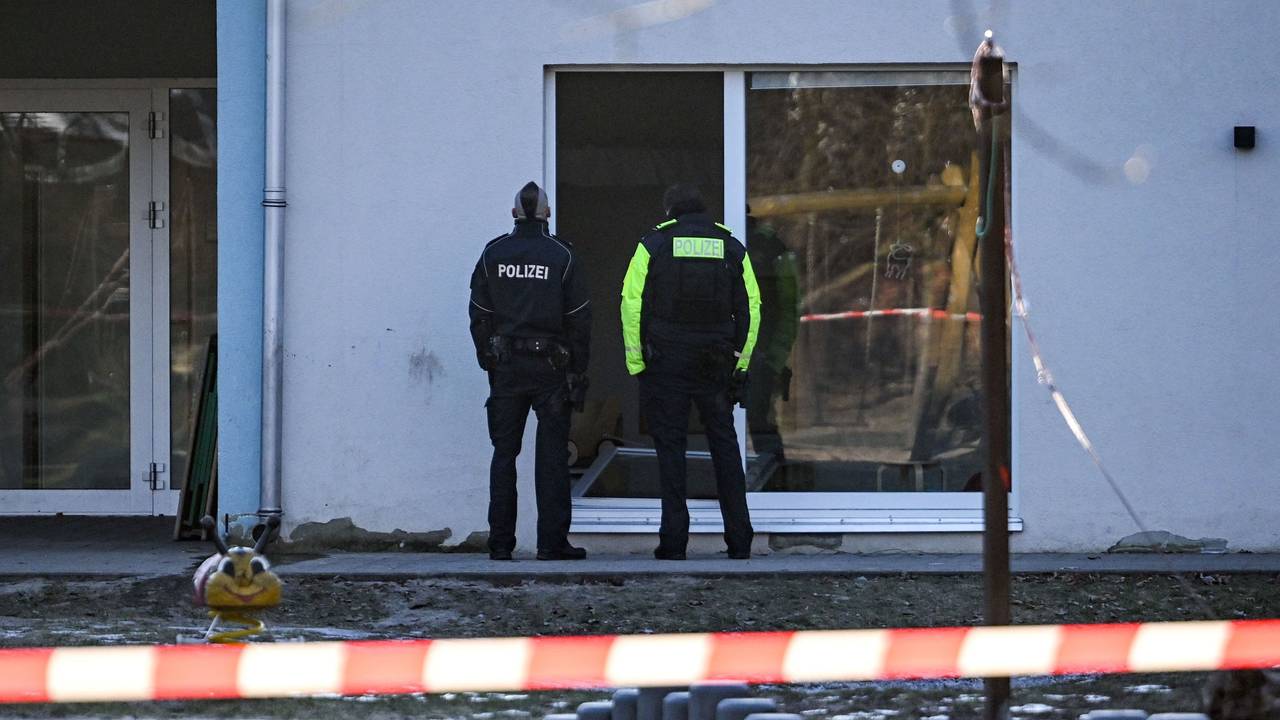 Polizisten stehen vor der Kindertagesstätte in Niederschöneweide: Hier ist ein Kind nach einem Unglück gestorben.