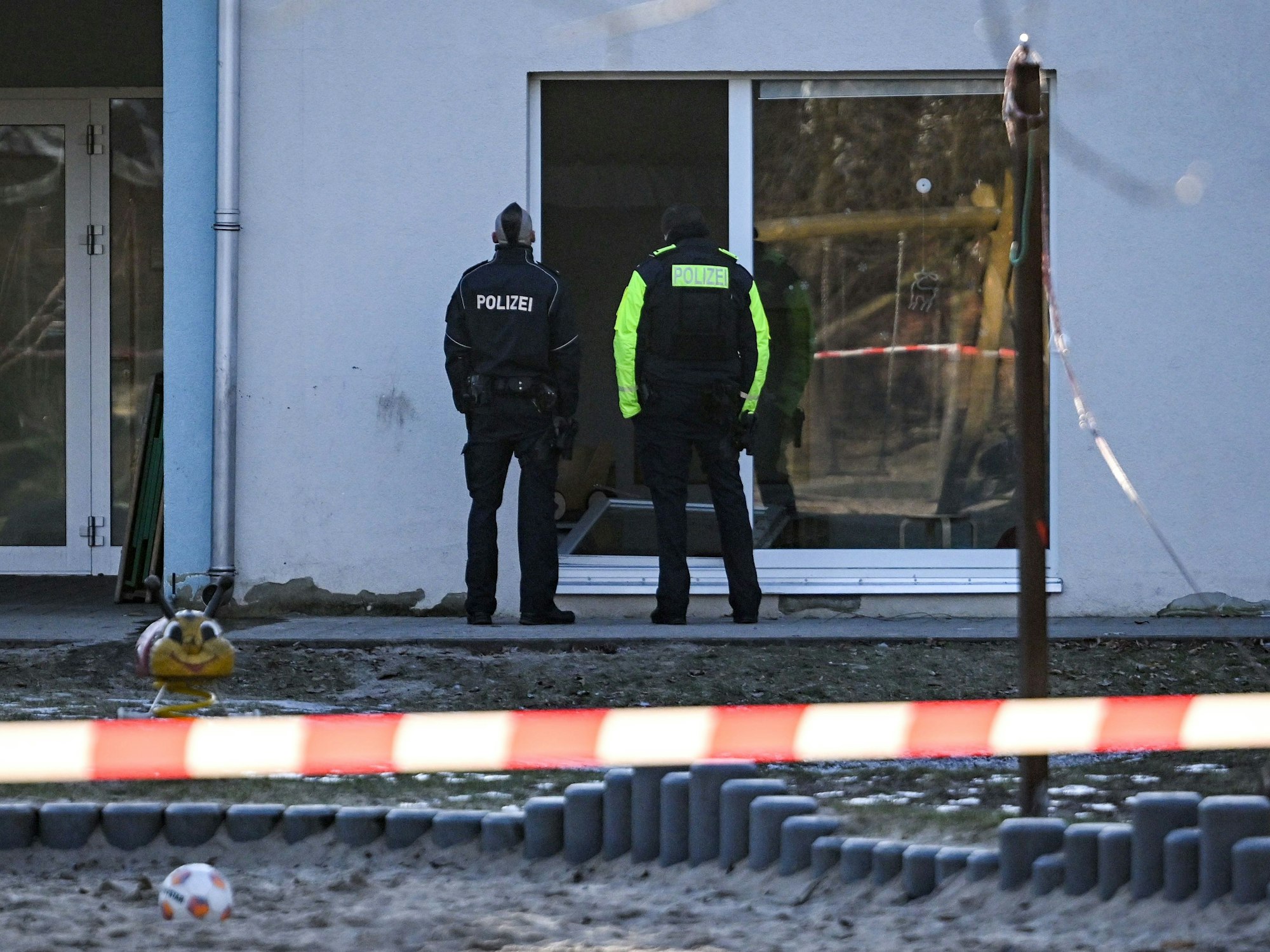 Polizisten stehen vor der Kindertagesstätte in Niederschöneweide: Hier ist ein Kind nach einem Unglück gestorben.