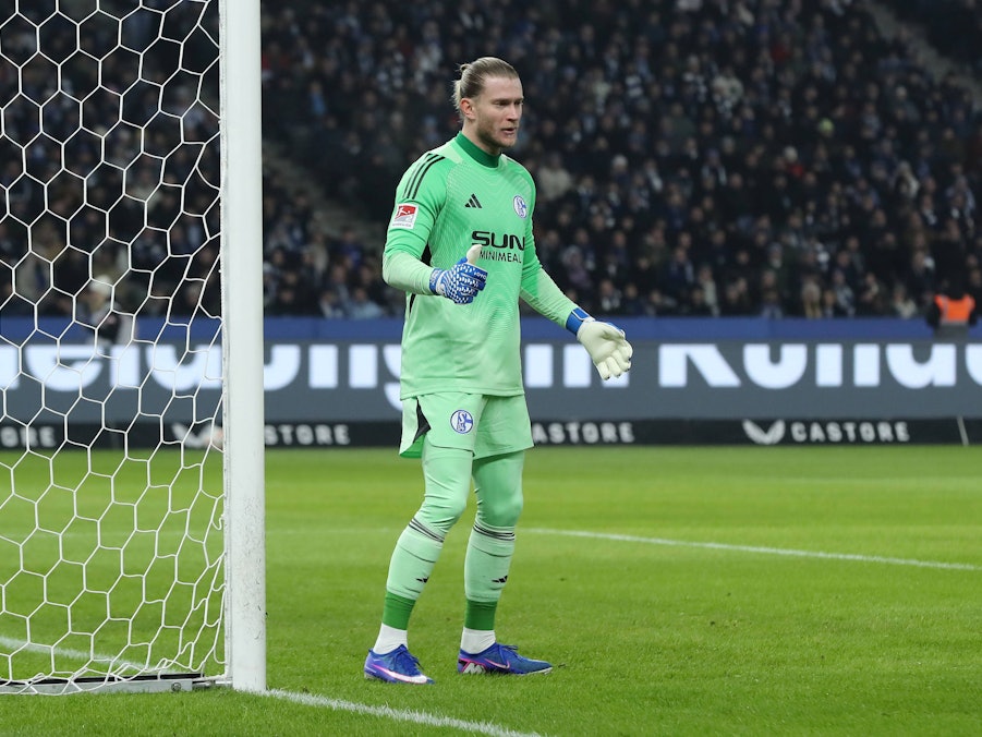 Torwart Loris Karius steht auf dem Fußballplatz