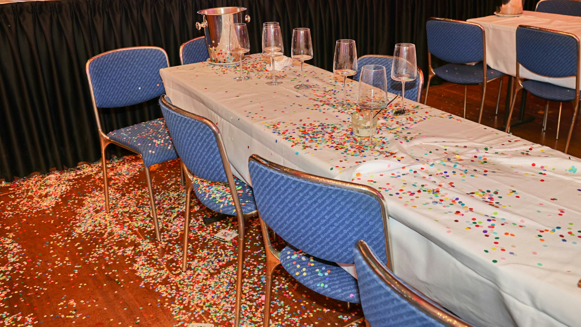 Konfetti liegt im Gürzenich auf dem Boden.