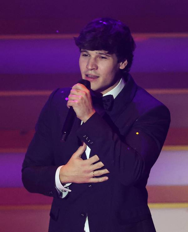 Wincent Weiss tritt immer wieder mit dem auffälligen Ring am Ringfinger auf, wie hier beim Adventsfest der 100.000 Lichter.