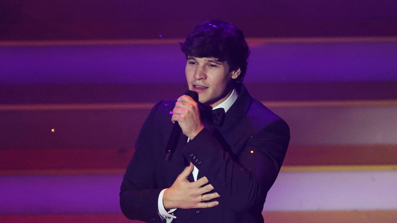 Wincent Weiss tritt immer wieder mit dem auffälligen Ring am Ringfinger auf, wie hier beim Adventsfest der 100.000 Lichter.