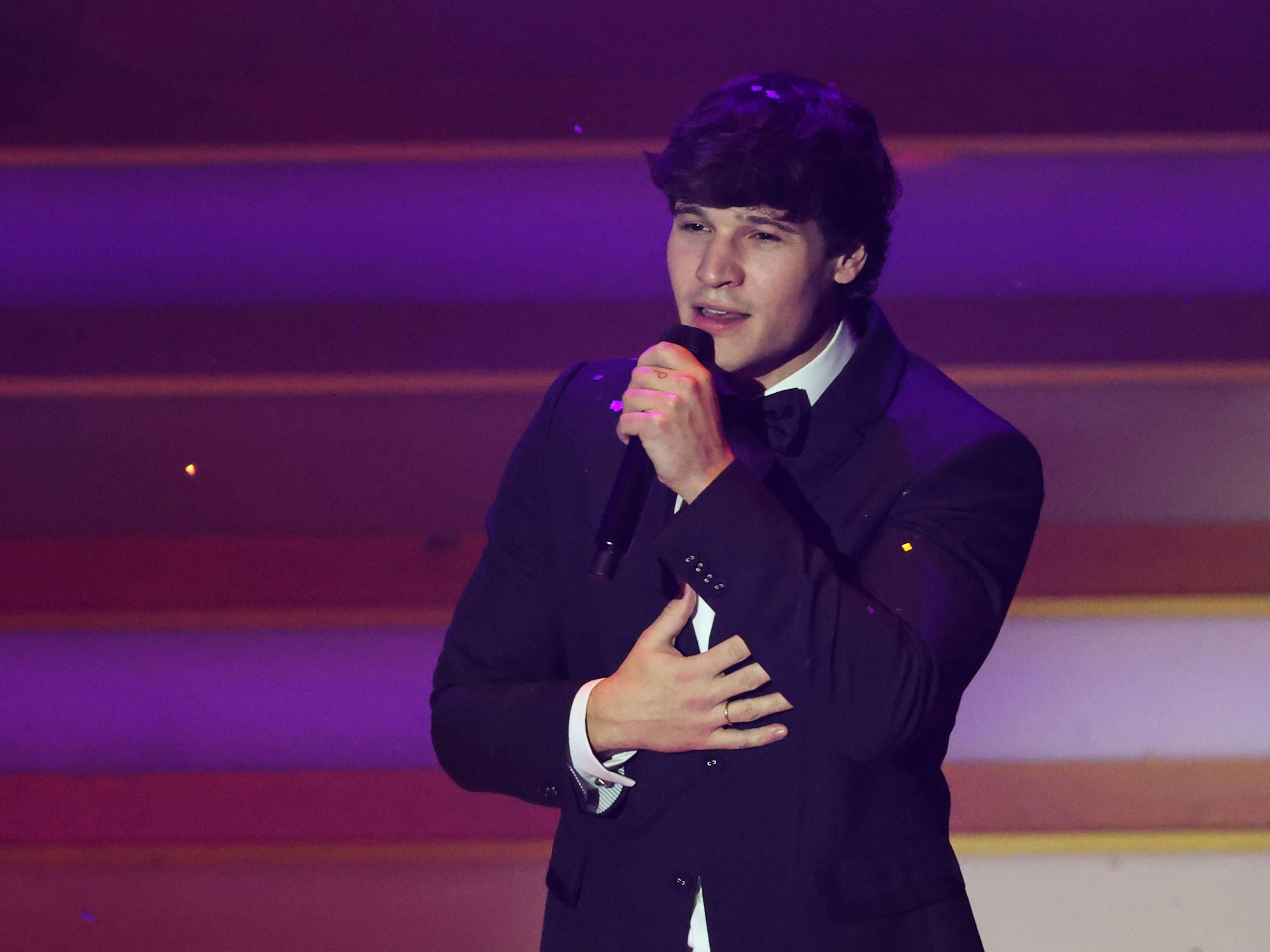 Wincent Weiss tritt immer wieder mit dem auffälligen Ring am Ringfinger auf, wie hier beim Adventsfest der 100.000 Lichter.