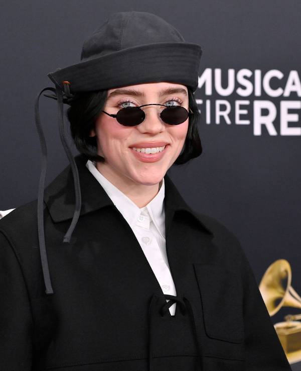 Sängerin Billie Eilish lächelt in die Kamera
