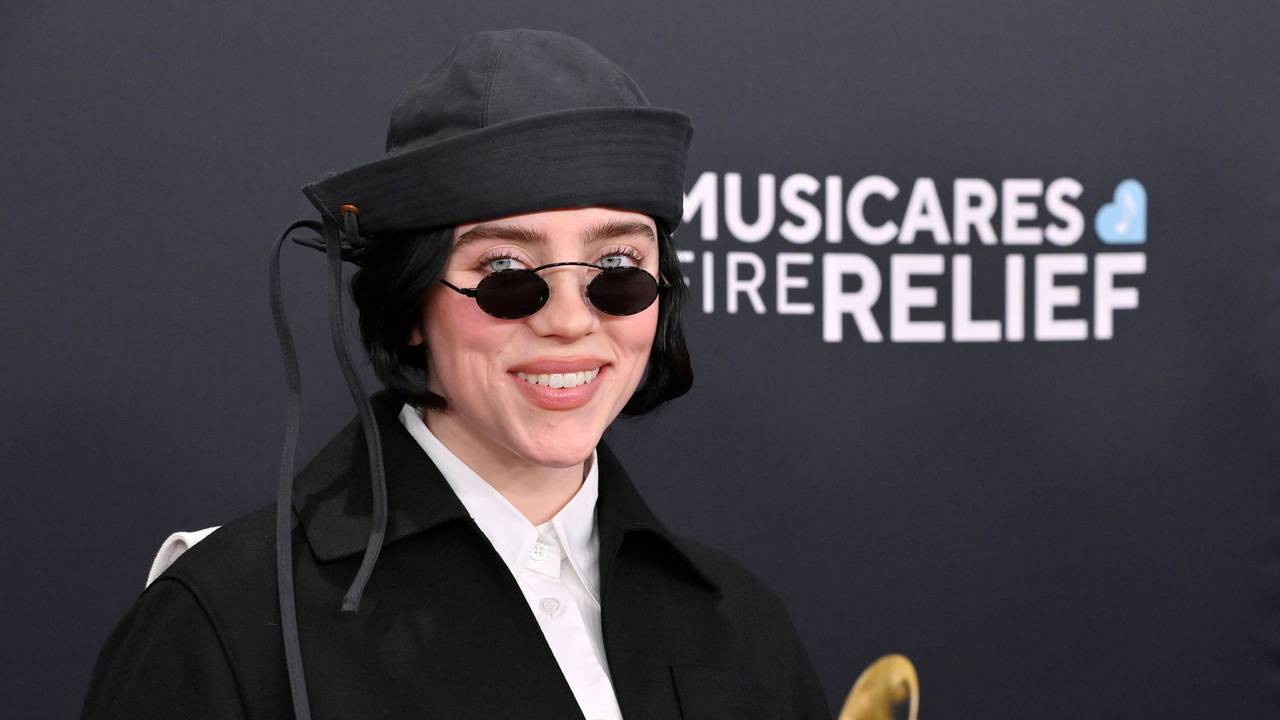 Sängerin Billie Eilish lächelt in die Kamera
