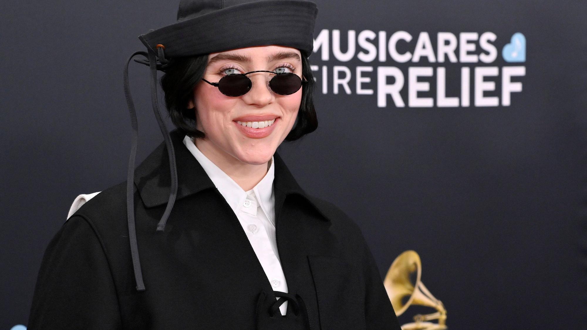 Sängerin Billie Eilish lächelt in die Kamera