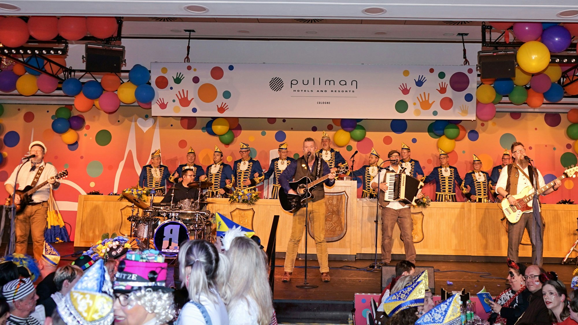 Die Rumtreiber stehen beim Auftritt auf der Bühne.