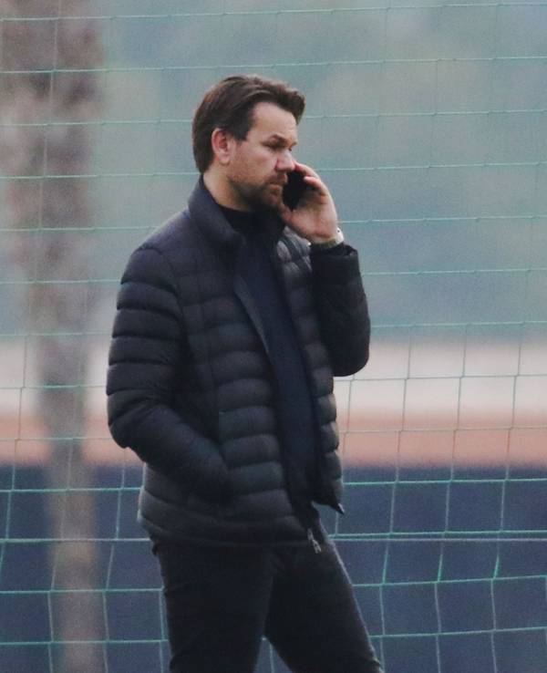 Sportdirektor Thomas Kessler telefoniert.