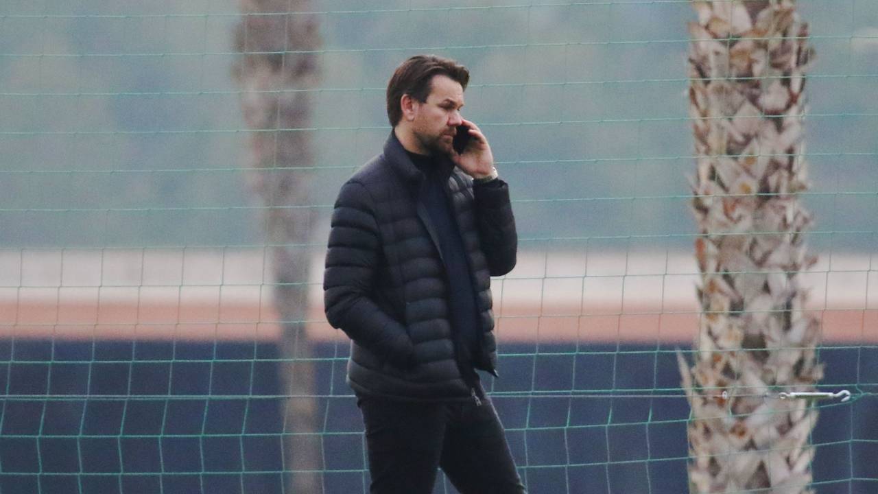 Sportdirektor Thomas Kessler telefoniert.