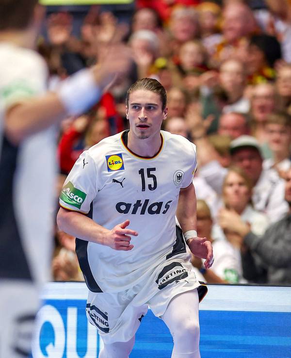 Juri Knorr läuft an den Fans vorbei.