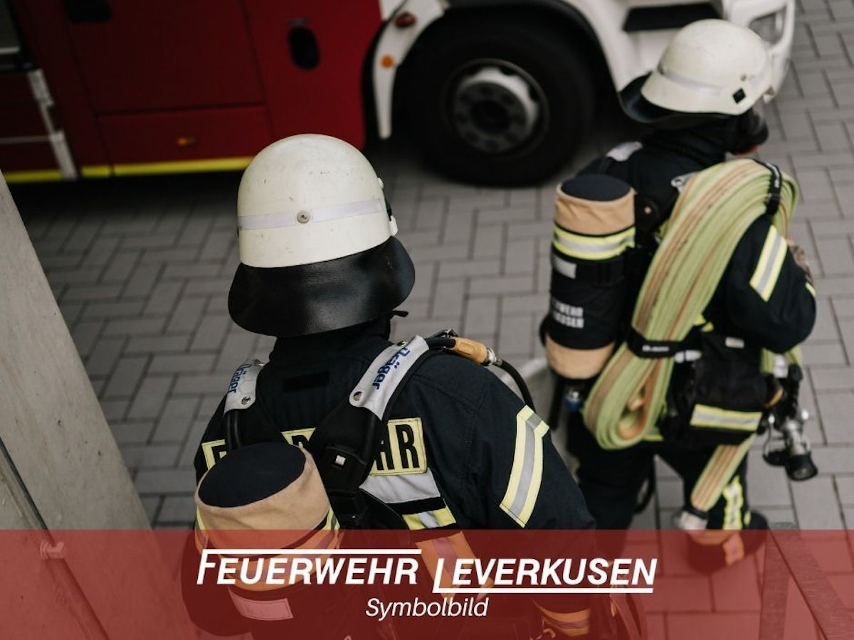 Feuerwehrauto im Einsatz bei Nacht (Symbolbild)