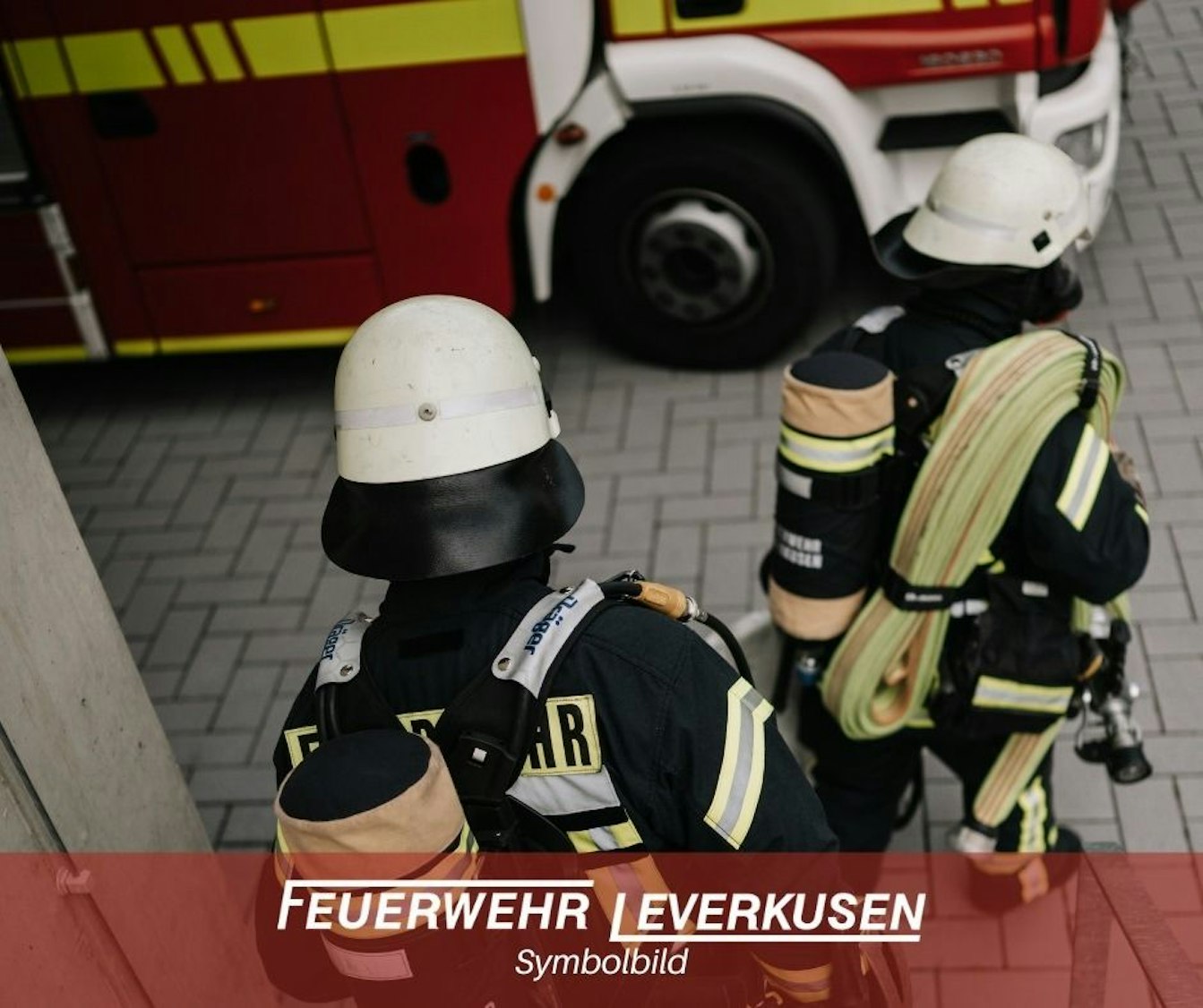 Feuerwehrauto im Einsatz bei Nacht (Symbolbild)