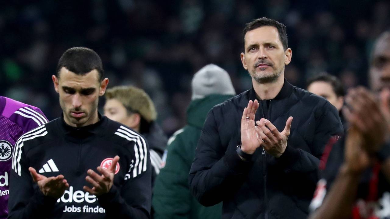 Dino Toppmöller und Ellyes Skhiri nach dem Spiel in Bremen vor dem Frankfurter Fanblock.