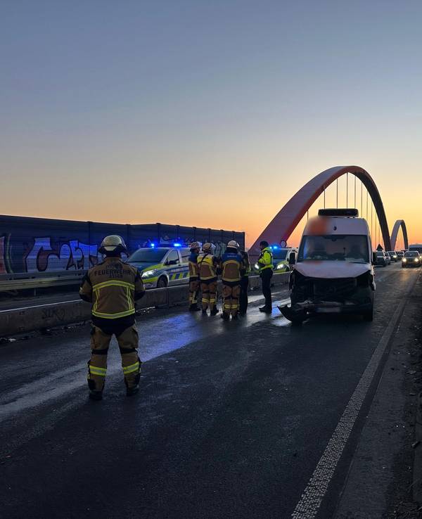 Einsatzkräfte stehen vor einer Brücke auf der Autobahn 42. Auf glatter Fahrbahn sind am Morgen auf der Autobahn 42 zwischen Essen und Bottrop 19 Fahrzeuge kollidiert.