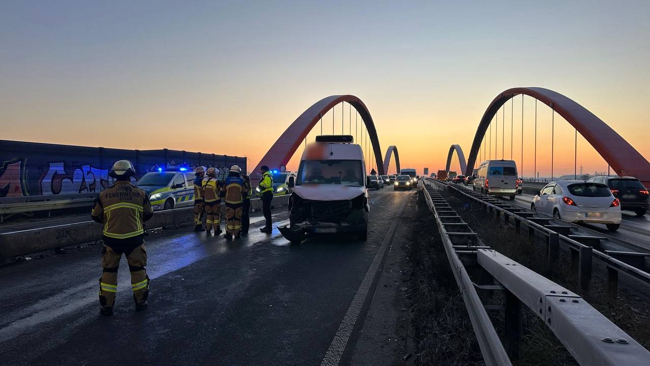 Einsatzkräfte stehen vor einer Brücke auf der Autobahn 42. Auf glatter Fahrbahn sind am Morgen auf der Autobahn 42 zwischen Essen und Bottrop 19 Fahrzeuge kollidiert.