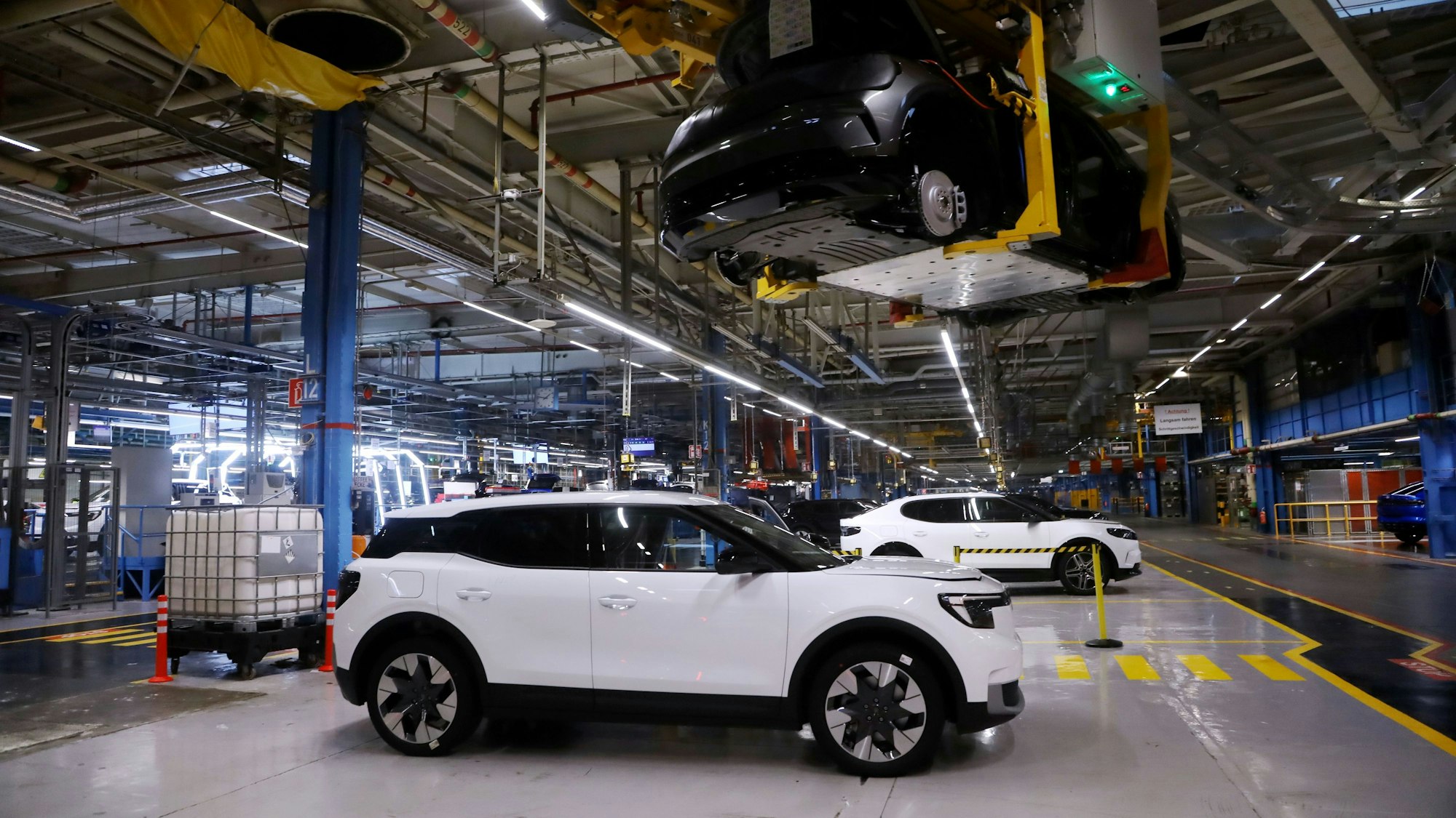 Ein weißer Ford Explorer kurz vor der Abnahme in den Fordwerken in Niehl.