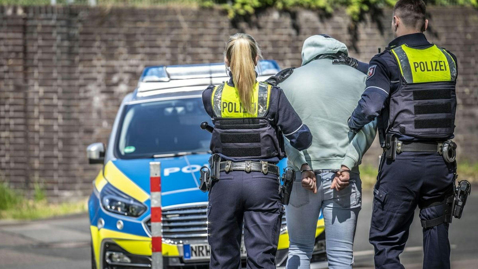 Polizei nimmt zwei mutmaßliche Einbrecher fest.