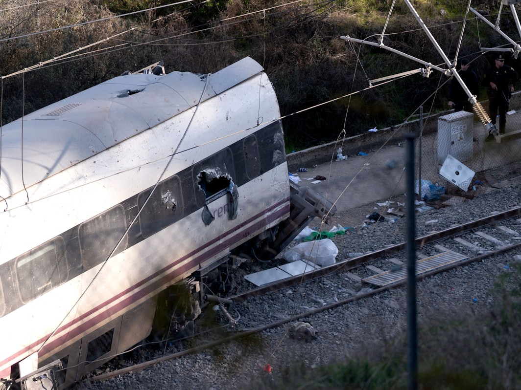 Das Foto zeigt einen der beiden Züge, die in Adamuz im Süden Spaniens entgleist sind. Dabei kamen mindestens 40 Menschen ums Leben.