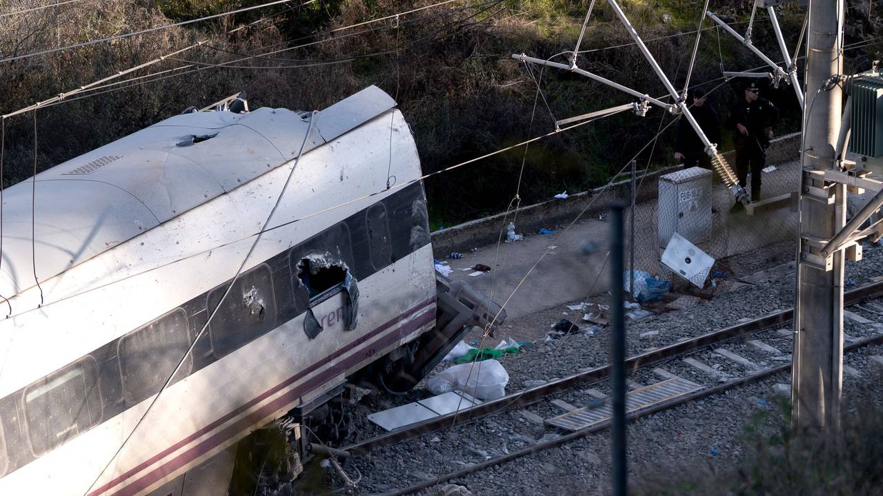 Das Foto zeigt einen der beiden Züge, die in Adamuz im Süden Spaniens entgleist sind. Dabei kamen mindestens 40 Menschen ums Leben.