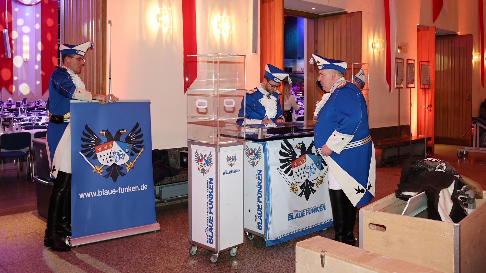 Mitarbeiter der Blauen Funken bauen den eigenen Stand auf.
