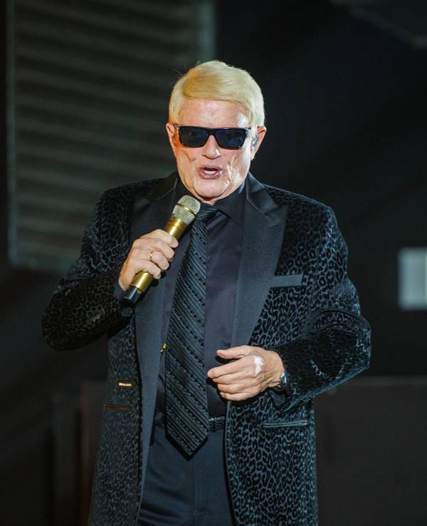 Heino singt auf der Bühne mit Mikrofon