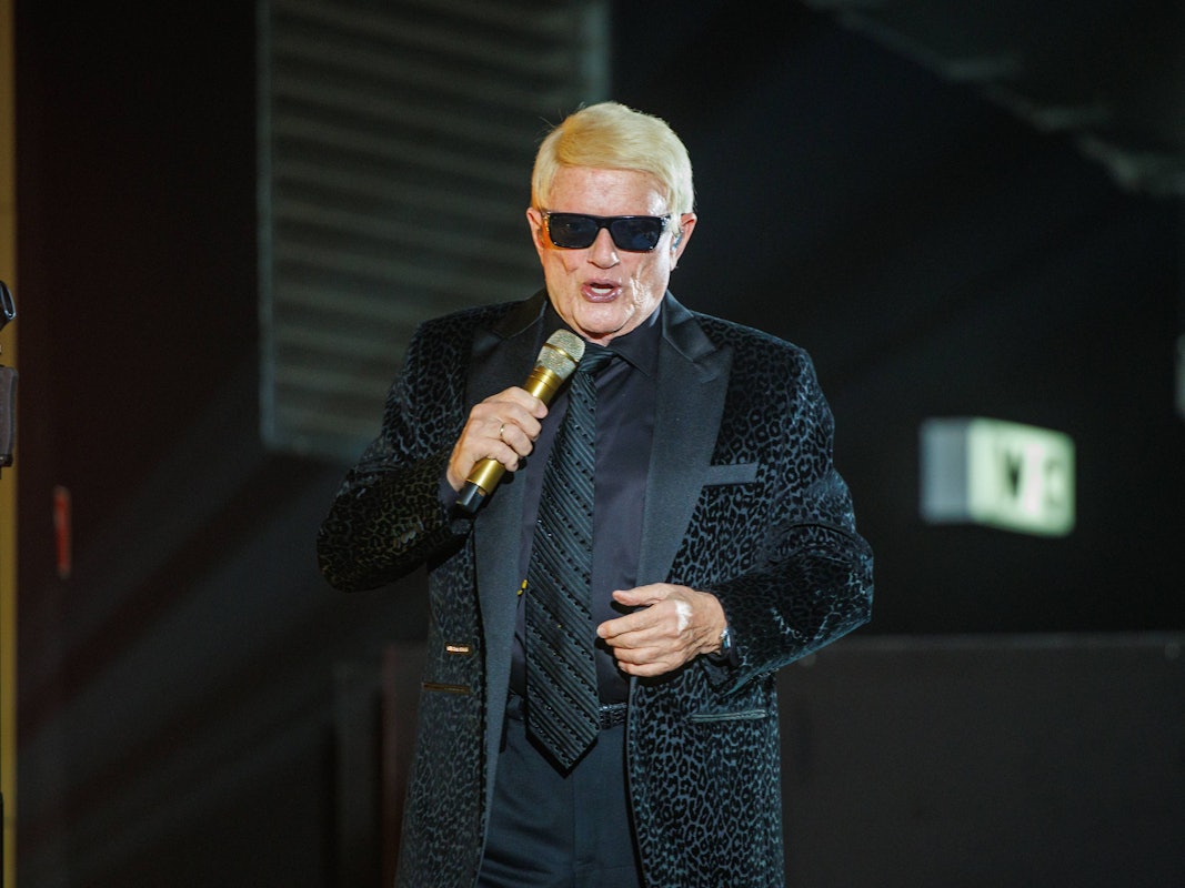 Heino singt auf der Bühne mit Mikrofon