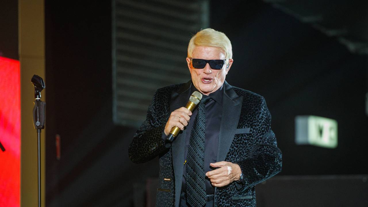 Heino singt auf der Bühne mit Mikrofon