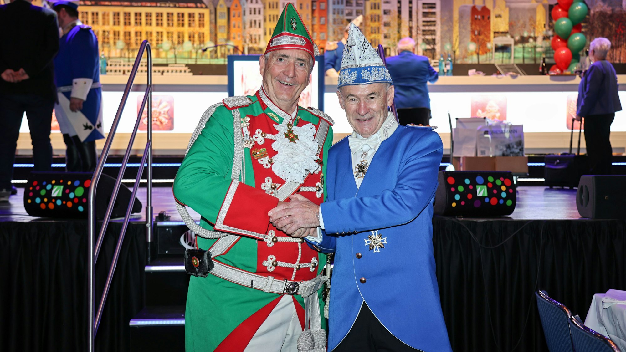 Manfred Hemmersbach schüttelt seine Hand mit Toni Henseler.