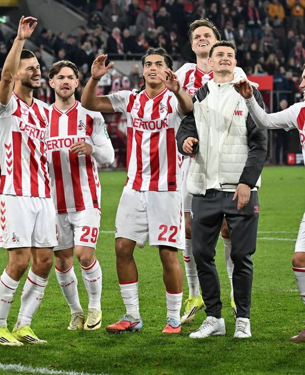 Die Kölner Spieler jubeln nach dem 2:1-Sieg über Mainz.