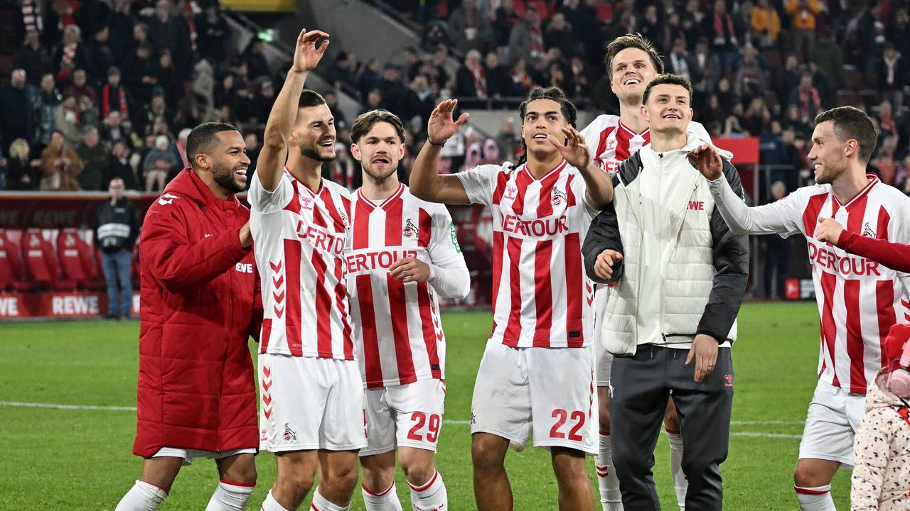 Die Kölner Spieler jubeln nach dem 2:1-Sieg über Mainz.