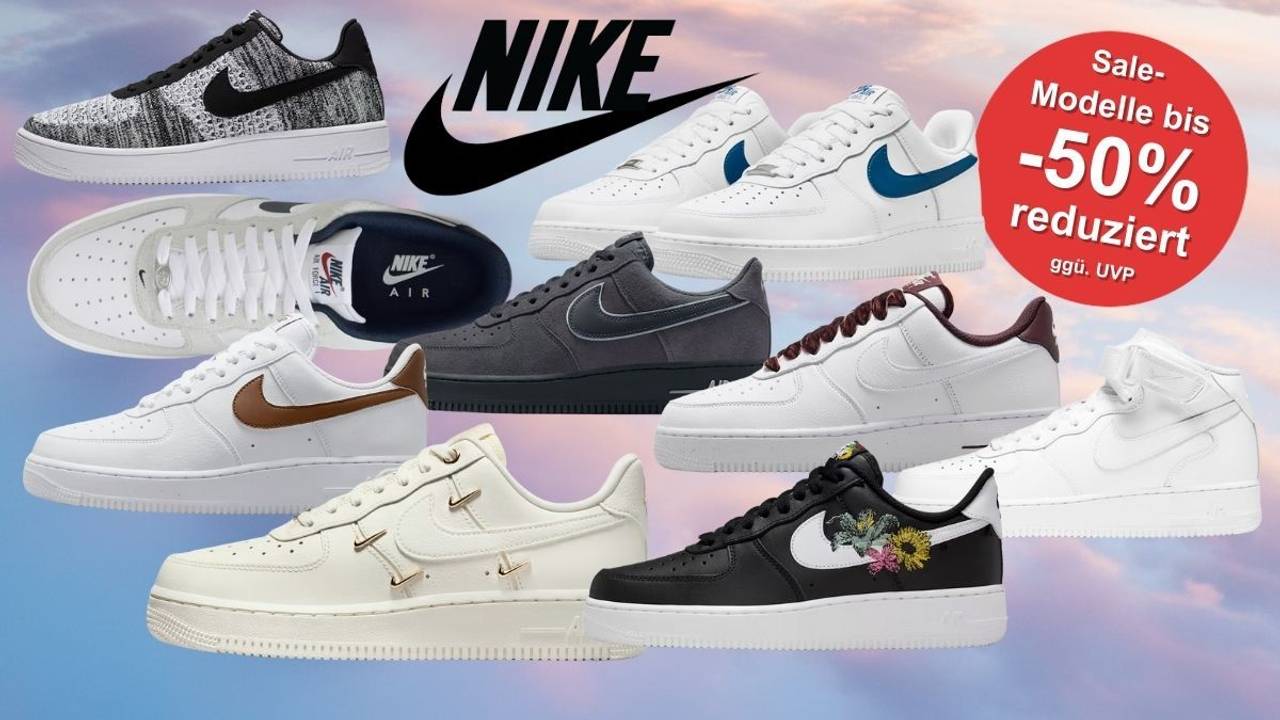 Nike Air Force 1 Schuhe und Sneaker Modelle vor einem blau-rosa Wolkenhimmel in der Morgendämmerung.