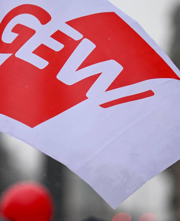 Eine Fahne der Gewerkschaft Erziehung und Wissenschaft weht bei einem Warnstreik.