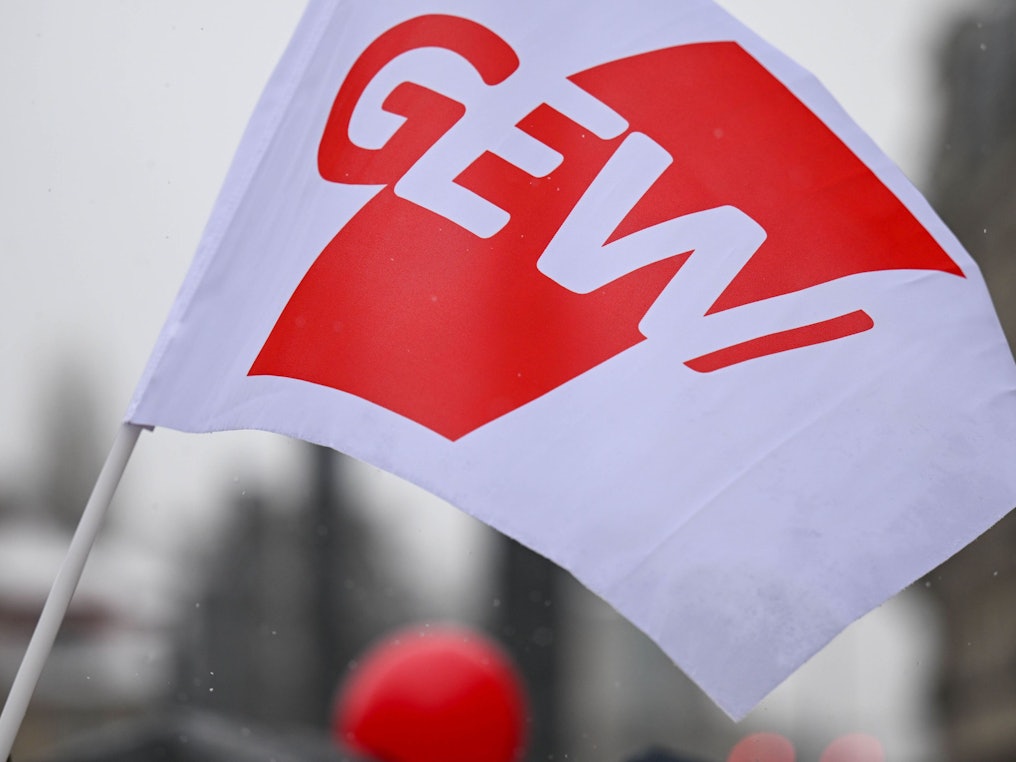 Eine Fahne der Gewerkschaft Erziehung und Wissenschaft weht bei einem Warnstreik.