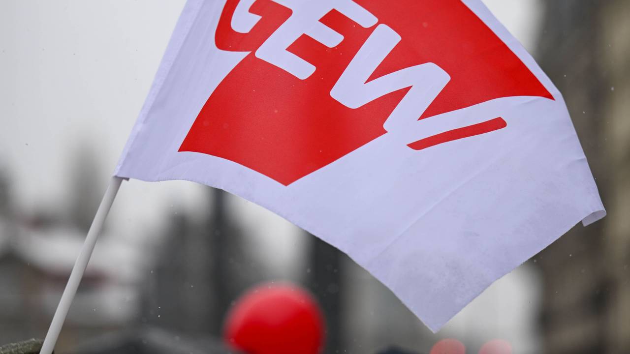 Eine Fahne der Gewerkschaft Erziehung und Wissenschaft weht bei einem Warnstreik.