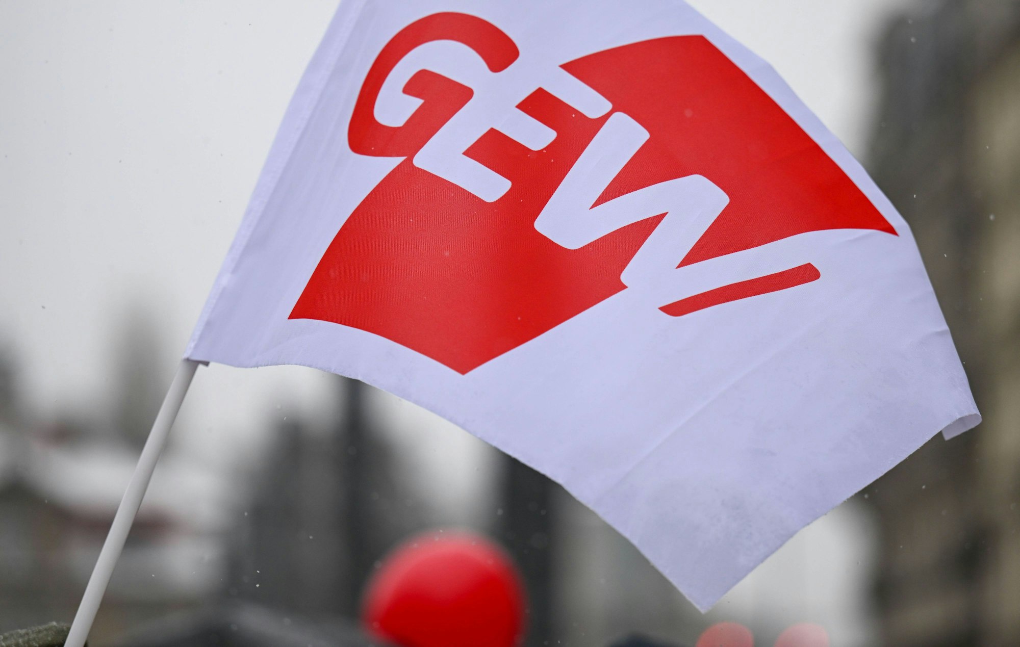 Eine Fahne der Gewerkschaft Erziehung und Wissenschaft weht bei einem Warnstreik.