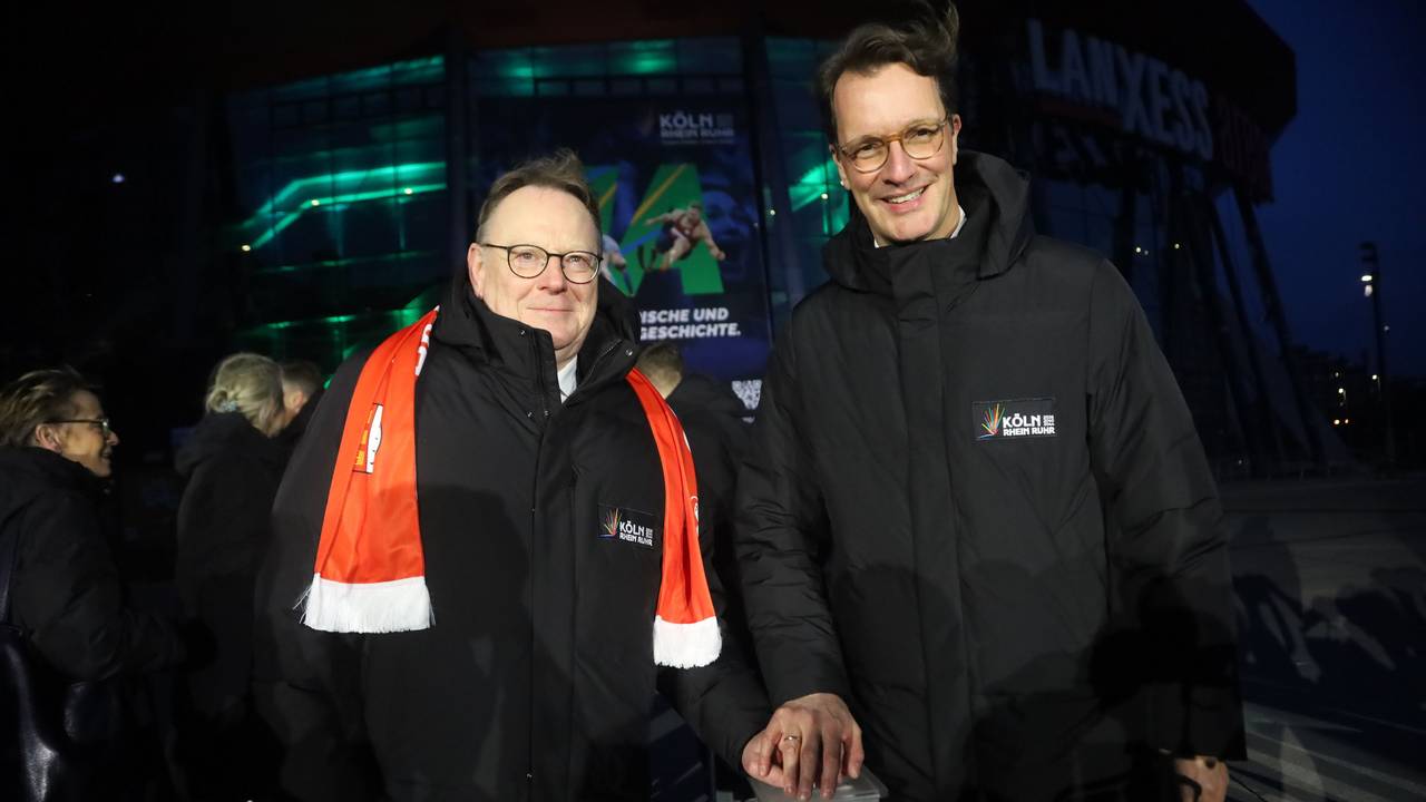 Ministerpräsident Hendrik Wüst (r.) und OB Torsten Burmester drücken symbolisch einen Knopf, der zeitgleich Lichtinstallationen an markanten Orten in NRW aktiviert.