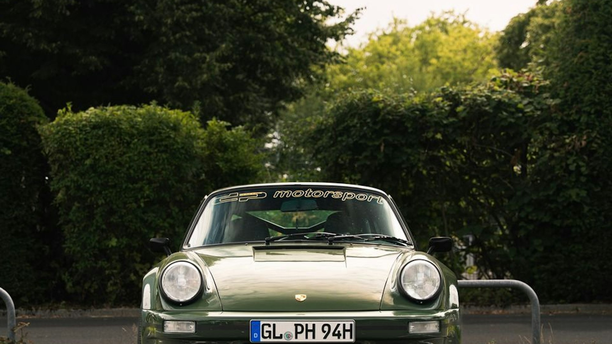 Ein dunkelgrüner Porsche Carrera Coupe, der in Overath gestohlen wurde.