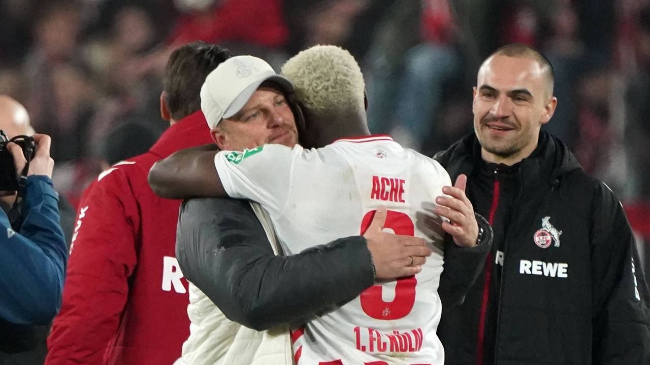 Nach dem 2:1 gegen Mainz am 17. Januar 2026 nahm Kölns Trainer seinen Doppeltorschützen Ragnar Ache in die Arme.
