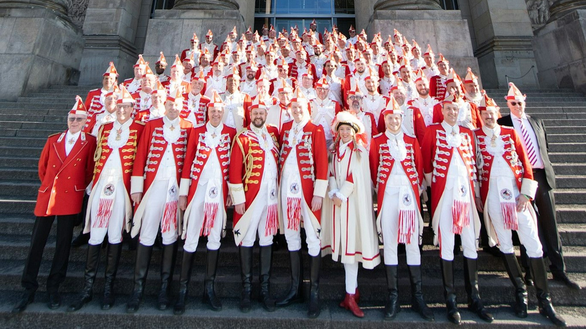 Die Roten Funken stehen vor dem Reichstag.