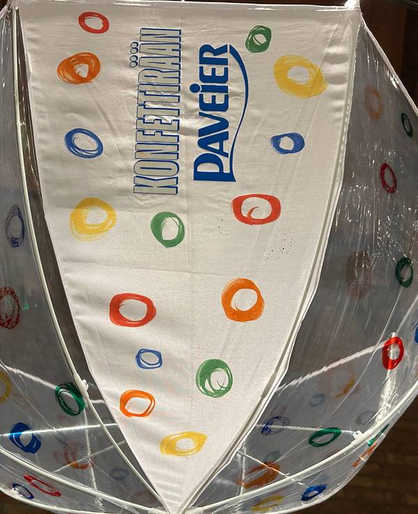 Ein bunt bemalter Regenschirm der Paveier.
