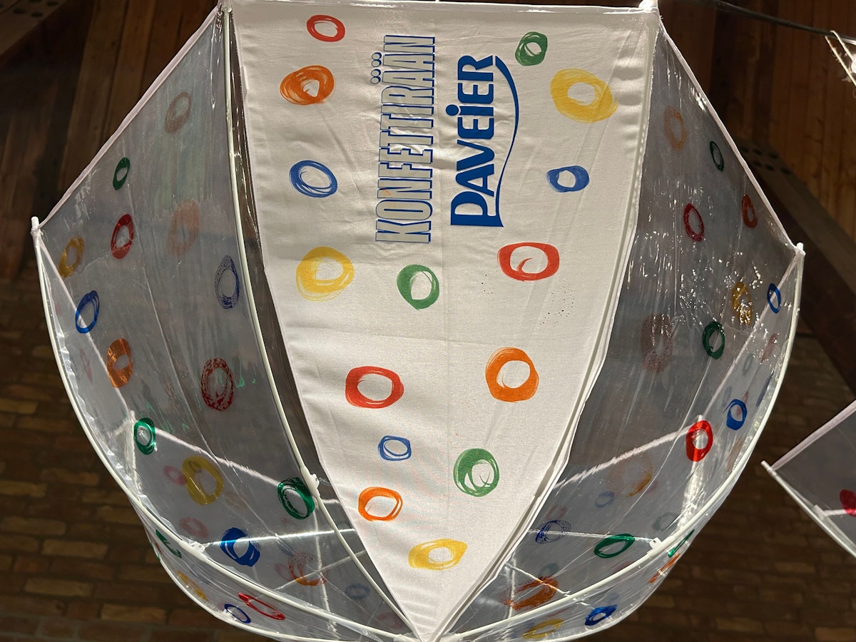 Ein bunt bemalter Regenschirm der Paveier.