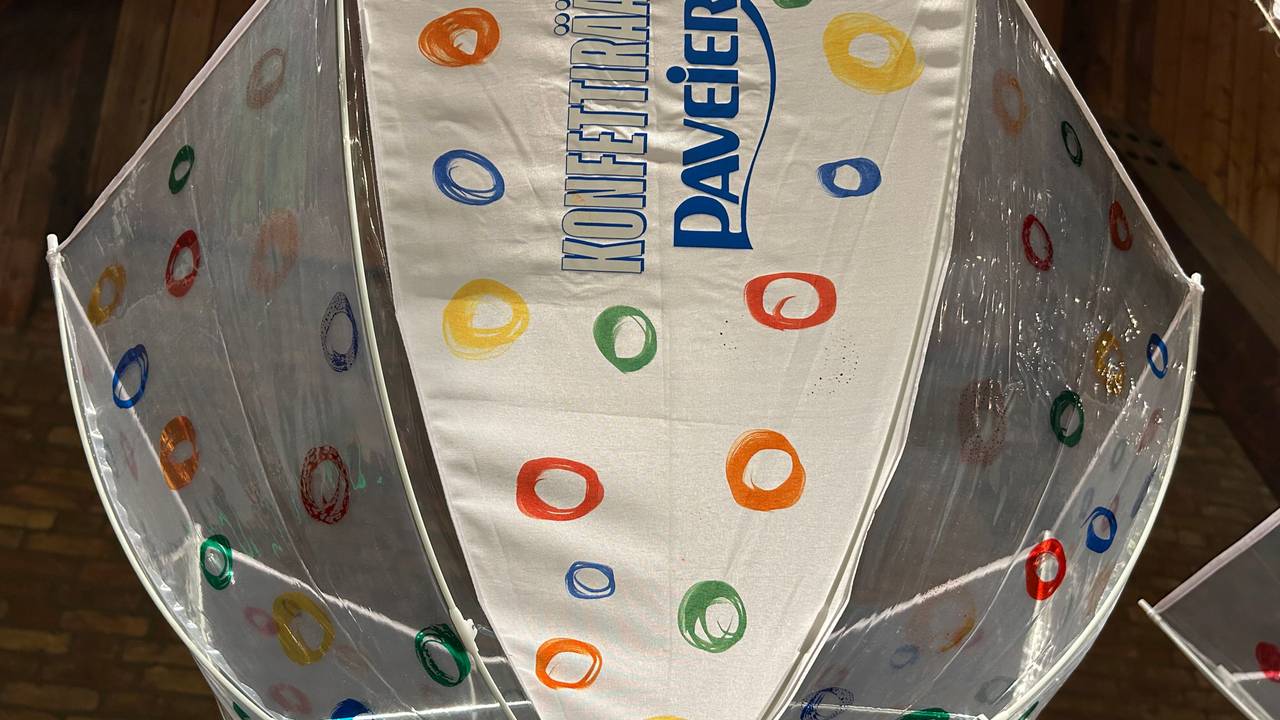 Ein bunt bemalter Regenschirm der Paveier.