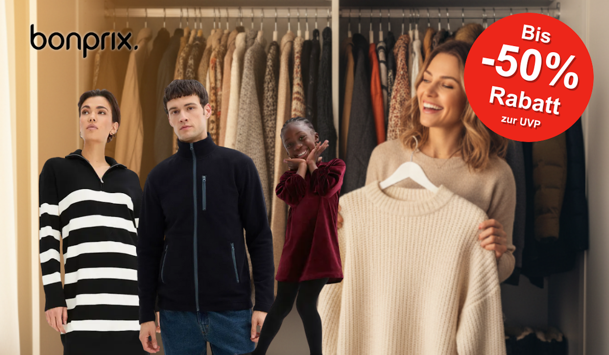 Verschiedene Personen stehen vor einem Kleiderschrank mit Kleidung.