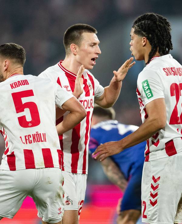 Tom Krauß (l-r, alle 1. FC Köln), Kristoffer Lund und Jahmai Simpson-Pusey jubeln nach dem 2:1 gegen Mainz am 17. Januar 2026.