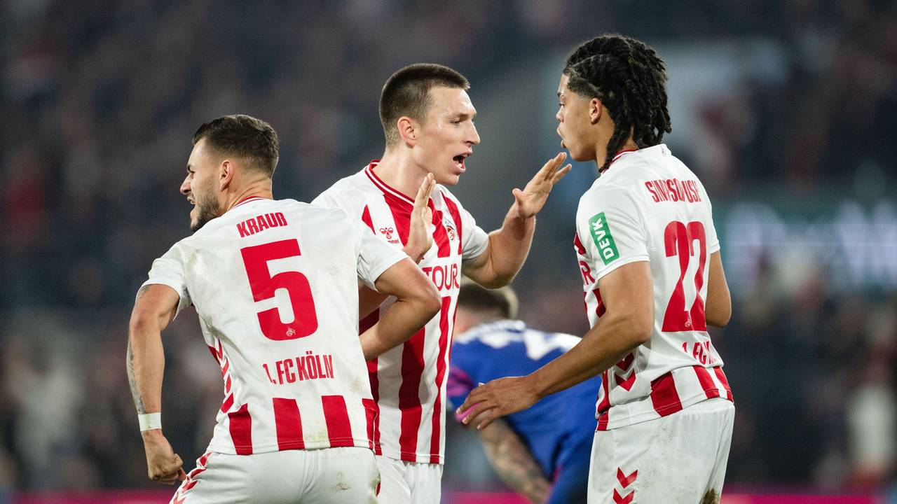 Tom Krauß (l-r, alle 1. FC Köln), Kristoffer Lund und Jahmai Simpson-Pusey jubeln nach dem 2:1 gegen Mainz am 17. Januar 2026.