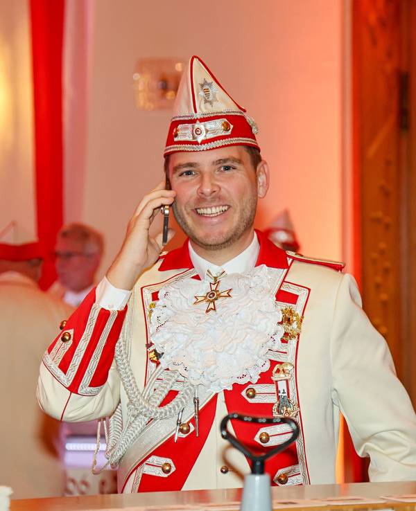 Literat Dennis Hille telefoniert im Foyer.